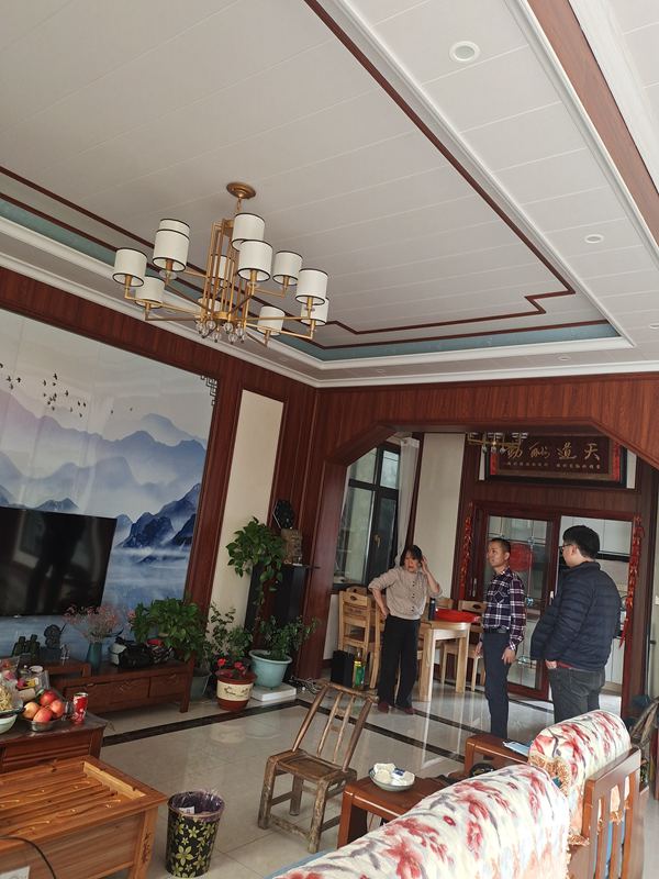 輕鋼老大帶領(lǐng)施工團(tuán)隊(duì)給老業(yè)務(wù)拜年送福利!(圖4) 睿婕輕鋼別墅