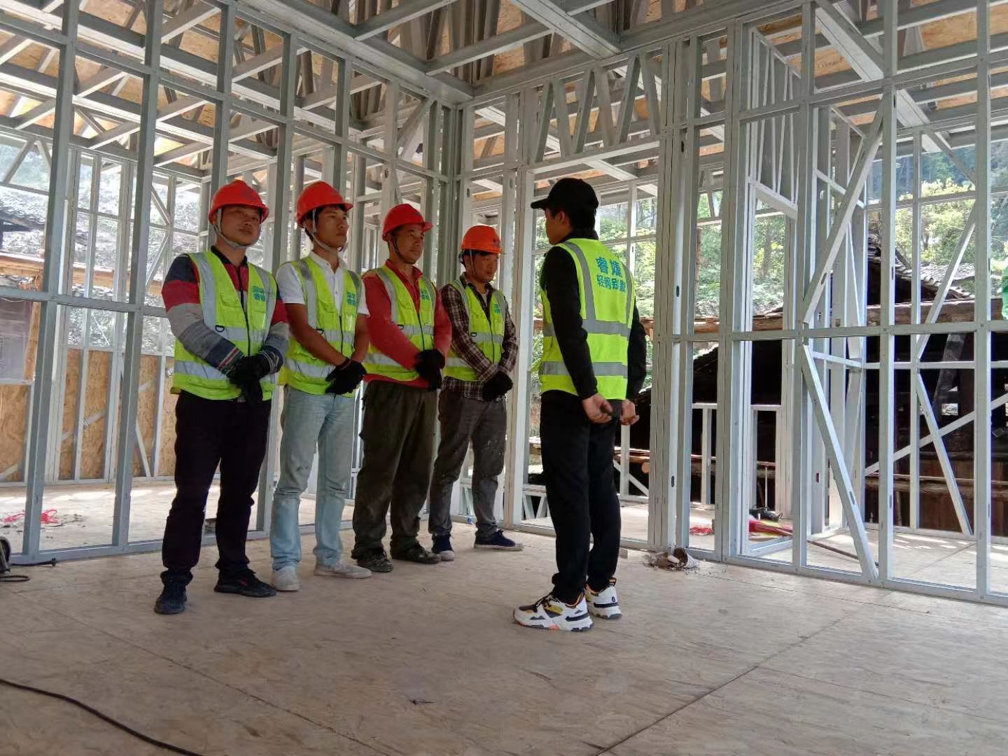 睿婕輕鋼別墅施工人員 睿婕輕鋼別墅施工人員